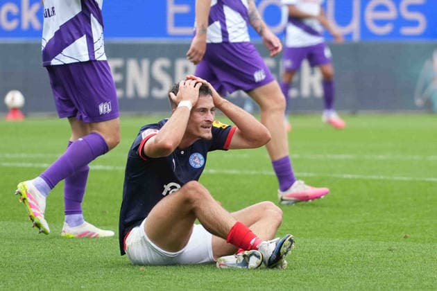 Fußball I Herren I Saison 2026-2027 I 2. Bundesliga I 6. Spieltag I Holstein Kiel - VfL Osnabrück I 19.09.2026 Adrian Kapralik (20, Holstein Kiel) sitzt nach einem Fehlpass am Boden Kiel Holstein-Stadion Schleswig-Holstein Deutschland Copyright: xLobeca MaschaxHolmx