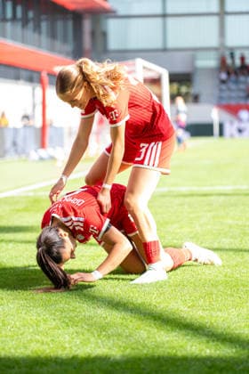 Jovana Damnjanovic (9 Bayern) und Sophie Proost (23 FC Bayern) jubeln über das Tor zum 1-0 beim Google Pixel Frauen Bundesligaspiel FC Bayern München - 1. FC Köln am 19.09.2026. München FC Bayern Campus Bayern Deutschland