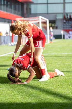 Jovana Damnjanovic (9 Bayern) und Sophie Proost (23 FC Bayern) jubeln über das Tor zum 1-0 beim Google Pixel Frauen Bundesligaspiel FC Bayern München - 1. FC Köln am 19.09.2026. München FC Bayern Campus Bayern Deutschland