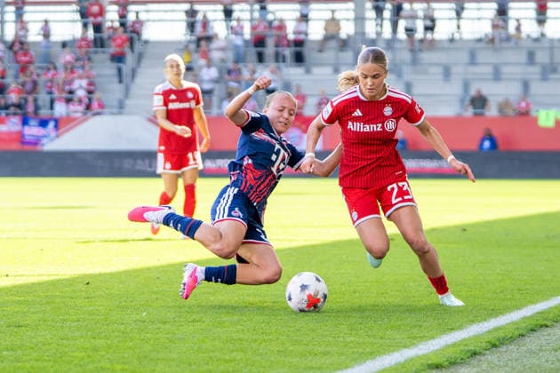 Beke Sterner (37 Köln) und Sophie Proost (23 FC Bayern) in Aktion beim Google Pixel Frauen Bundesligaspiel FC Bayern München - 1. FC Köln am 19.09.2026. München FC Bayern Campus Bayern Deutschland