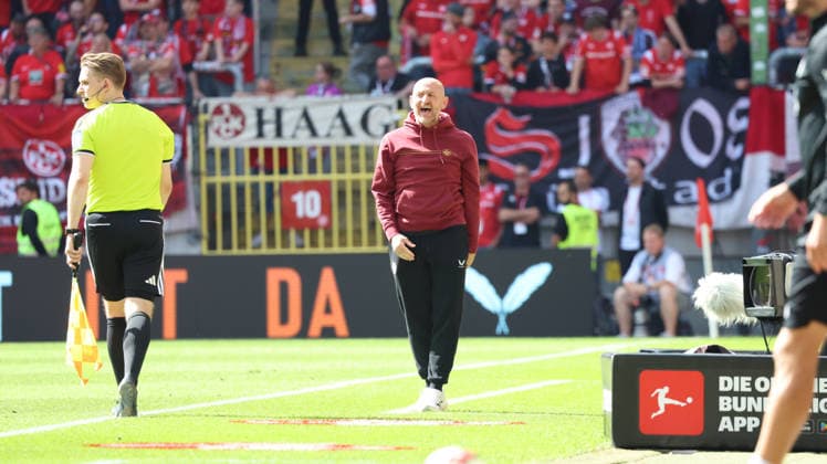 19.09.2026, xrekx, Fussball 2.Bundesliga, 1.FC Kaiserslautern - Eintracht Braunschweig v.l. Torsten Lieberknecht Trainer (1.FC Kaiserslautern) enttaeuscht, enttäuscht, schaut enttaeuscht, niedergeschlagen, disappointed (DFL DFB REGULATIONS PROHIBIT ANY USE OF PHOTOGRAPHS as IMAGE SEQUENCES and or QUASI-VIDEO) Kaiserslautern