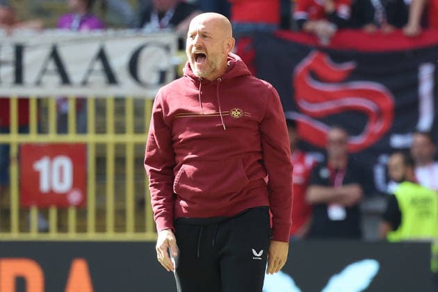 19.09.2026, xrekx, Fussball 2.Bundesliga, 1.FC Kaiserslautern - Eintracht Braunschweig v.l. Torsten Lieberknecht Trainer (1.FC Kaiserslautern) enttaeuscht, enttäuscht, schaut enttaeuscht, niedergeschlagen, disappointed (DFL DFB REGULATIONS PROHIBIT ANY USE OF PHOTOGRAPHS as IMAGE SEQUENCES and or QUASI-VIDEO) Kaiserslautern