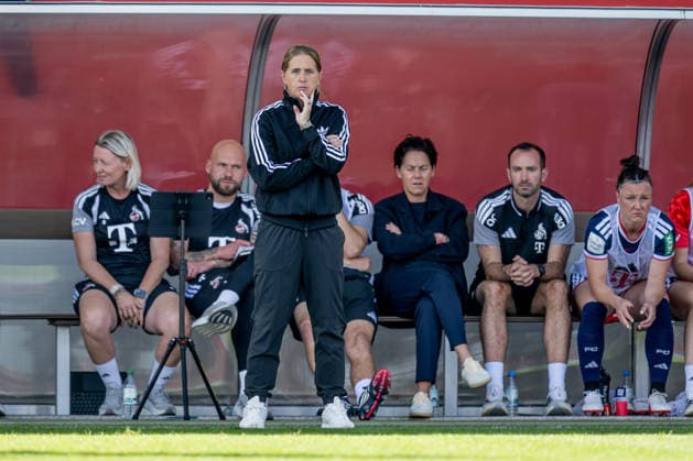 Britta Carlson (Chef-Trainerin, ,1. FC Koeln) und die Koelner Bank relativ fassungslos nach dem fruehen Rueckstand von 3:0 nach lediglich 15 Spielminuten GER, FC Bayern Muenchen Frauen vs. 1. FC Koeln, Fussball, Google Pixel Frauen-Bundesliga, 5. Spieltag, Saison 2026 2027, 19.09.2026 (DFL DFB REGULATIONS PROHIBIT ANY USE OF PHOTOGRAPHS as IMAGE SEQUENCES and or QUASI-VIDEO). Foto: HMB Media Heike Feiner Copyright: HMBxMedia HeikexFeiner