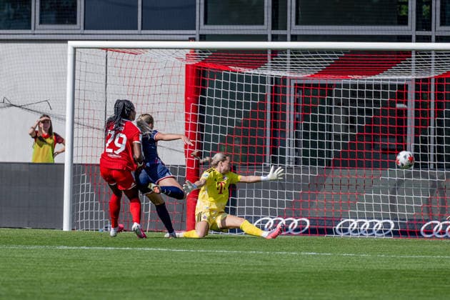 Edna Imade (FC Bayern Muenchen Frauen, 29) bei ihrem Tor zum 3:0 gegen Lisa Schmitz (Torfrau, 1. FC Koeln, 01) GER, FC Bayern Muenchen Frauen vs. 1. FC Koeln, Fussball, Google Pixel Frauen-Bundesliga, 5. Spieltag, Saison 2026 2027, 19.09.2026 (DFL DFB REGULATIONS PROHIBIT ANY USE OF PHOTOGRAPHS as IMAGE SEQUENCES and or QUASI-VIDEO). Foto: HMB Media Heike Feiner Copyright: HMBxMedia HeikexFeiner