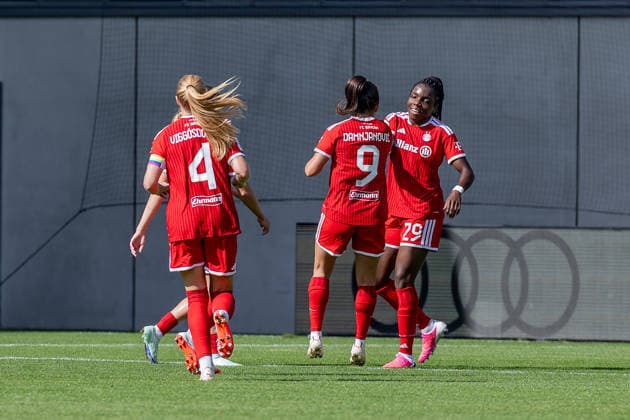 Die Muenchnerinnen bejubeln mit Edna Imade (FC Bayern Muenchen Frauen, 29) deren zweites Tor zum 3:0 GER, FC Bayern Muenchen Frauen vs. 1. FC Koeln, Fussball, Google Pixel Frauen-Bundesliga, 5. Spieltag, Saison 2026 2027, 19.09.2026 (DFL DFB REGULATIONS PROHIBIT ANY USE OF PHOTOGRAPHS as IMAGE SEQUENCES and or QUASI-VIDEO). Foto: HMB Media Heike Feiner Copyright: HMBxMedia HeikexFeiner