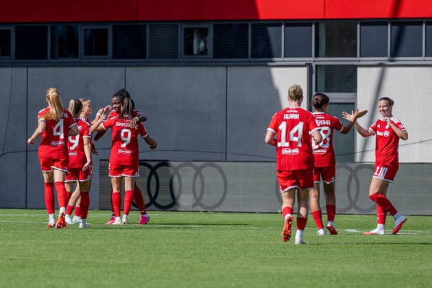 Die Muenchnerinnen bejubeln mit Edna Imade (FC Bayern Muenchen Frauen, 29) deren zweites Tor zum 3:0 GER, FC Bayern Muenchen Frauen vs. 1. FC Koeln, Fussball, Google Pixel Frauen-Bundesliga, 5. Spieltag, Saison 2026 2027, 19.09.2026 (DFL DFB REGULATIONS PROHIBIT ANY USE OF PHOTOGRAPHS as IMAGE SEQUENCES and or QUASI-VIDEO). Foto: HMB Media Heike Feiner Copyright: HMBxMedia HeikexFeiner