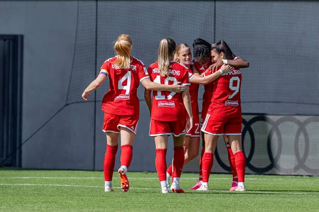 Die Muenchnerinnen bejubeln mit Edna Imade (FC Bayern Muenchen Frauen, 29) deren zweites Tor zum 3:0 GER, FC Bayern Muenchen Frauen vs. 1. FC Koeln, Fussball, Google Pixel Frauen-Bundesliga, 5. Spieltag, Saison 2026 2027, 19.09.2026 (DFL DFB REGULATIONS PROHIBIT ANY USE OF PHOTOGRAPHS as IMAGE SEQUENCES and or QUASI-VIDEO). Foto: HMB Media Heike Feiner Copyright: HMBxMedia HeikexFeiner