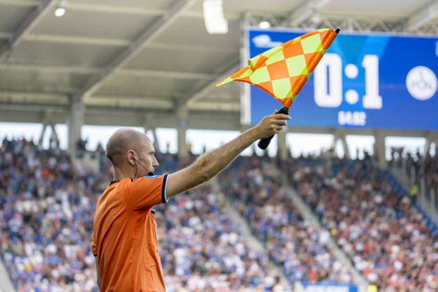 19.09.2026, xdaymx, Fussball 2.Bundesliga, Karlsruher SC - 1.FC Nürnberg. Linienrichter Fabian Maibazm hebt die Fahne und zeigt Abseits an, kein Ausgleich für den KSC. (DFL DFB REGULATIONS PROHIBIT ANY USE OF PHOTOGRAPHS as IMAGE SEQUENCES and or QUASI-VIDEO) Karlsruhe
