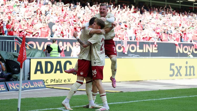 19.09.2026, xrekx, Fussball 2.Bundesliga, 1.FC Kaiserslautern - Eintracht Braunschweig v.l. Torjubel nach dem Tor zum celebrating the goal celebrate 1:0 durch Erencan YardÄ±mc (1.FC Kaiserslautern) mit Paul Joly (1.FC Kaiserslautern) Marlon Ritter (1.FC Kaiserslautern) (DFL DFB REGULATIONS PROHIBIT ANY USE OF PHOTOGRAPHS as IMAGE SEQUENCES and or QUASI-VIDEO) Kaiserslautern