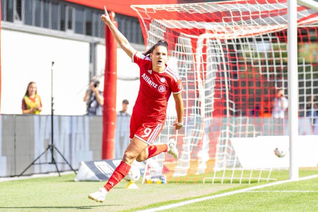 Jovana Damnjanovic (9 Bayern) jubelt über das Tor zum 1-0 beim Google Pixel Frauen Bundesligaspiel FC Bayern München - 1. FC Köln am 19.09.2026. München FC Bayern Campus Bayern Deutschland