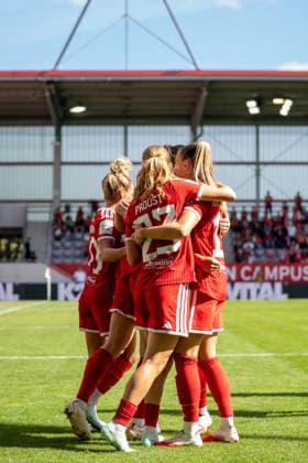 Jovana Damnjanovic (9 Bayern), Sophie Proost (23 FC Bayern) , Sarah Mattner-Trembleau (11 FC Bayern) und Katharina Naschenweng (19 FC Bayern) jubeln über das Tor zum 1-0 beim Google Pixel Frauen Bundesligaspiel FC Bayern München - 1. FC Köln am 19.09.2026. München FC Bayern Campus Bayern Deutschland