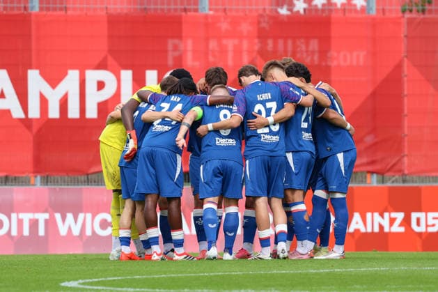 19.09.2026, xusrbx, Fussball Regionalliga Suedwest, FSV Mainz 05 U23 - 1.FC Kaiserslautern II v.l. die Spieler von 1. FC Kaiserslautern II, Die Spieler vom bilden einen Mannschaftskreis zum Schulterschluss, Mainz