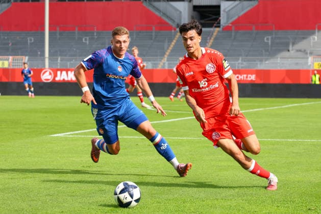 19.09.2026, xusrbx, Fussball Regionalliga Suedwest, FSV Mainz 05 U23 - 1.FC Kaiserslautern II v.l. Oleg Scacun (1. FC Kaiserslautern II, 24), Jusuf Ugljanin (1. FSV Mainz 05 II, 17), Mainz