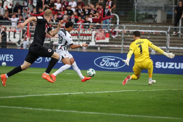 3. Liga - Saison 2026 27 - Victoria Köln - FC Ingolstadt 04 - Nishan Velupillay (Nr.28 - FCI) - Torwart Arne Schulz (Nr.1 - Viktoria Köln) - Meiko Sponsel (Nr.19 - Viktoria Köln) - Foto: Meyer Jürgen 3. Liga - Saison 2026 27 - Victoria Köln - FC Ingolstadt 04