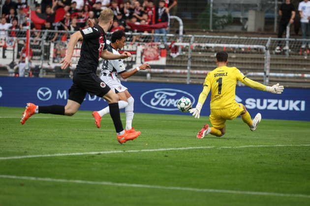 3. Liga - Saison 2026 27 - Victoria Köln - FC Ingolstadt 04 - Nishan Velupillay (Nr.28 - FCI) - Torwart Arne Schulz (Nr.1 - Viktoria Köln) - Meiko Sponsel (Nr.19 - Viktoria Köln) - Foto: Meyer Jürgen 3. Liga - Saison 2026 27 - Victoria Köln - FC Ingolstadt 04