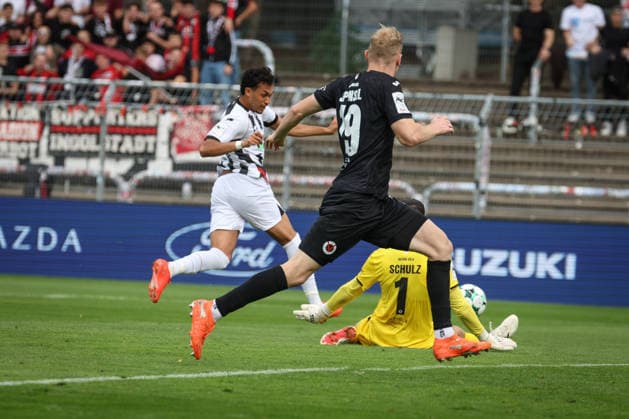 3. Liga - Saison 2026 27 - Victoria Köln - FC Ingolstadt 04 - Nishan Velupillay (Nr.28 - FCI) - Torwart Arne Schulz (Nr.1 - Viktoria Köln) - Meiko Sponsel (Nr.19 - Viktoria Köln) - Foto: Meyer Jürgen 3. Liga - Saison 2026 27 - Victoria Köln - FC Ingolstadt 04