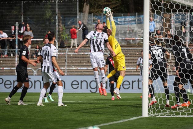 3. Liga - Saison 2026 27 - Victoria Köln - FC Ingolstadt 04 - Lars Lokotsch (Nr.13 - FCI) - Torwart Arne Schulz (Nr.1 - Viktoria Köln) - Foto: Meyer Jürgen 3. Liga - Saison 2026 27 - Victoria Köln - FC Ingolstadt 04