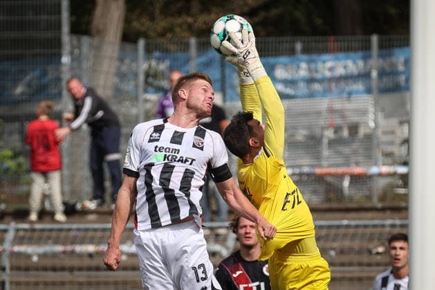 3. Liga - Saison 2026 27 - Victoria Köln - FC Ingolstadt 04 - Lars Lokotsch (Nr.13 - FCI) - Torwart Arne Schulz (Nr.1 - Viktoria Köln) - Foto: Meyer Jürgen 3. Liga - Saison 2026 27 - Victoria Köln - FC Ingolstadt 04