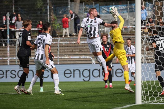 3. Liga - Saison 2026 27 - Victoria Köln - FC Ingolstadt 04 - Lars Lokotsch (Nr.13 - FCI) - Torwart Arne Schulz (Nr.1 - Viktoria Köln) - Foto: Meyer Jürgen 3. Liga - Saison 2026 27 - Victoria Köln - FC Ingolstadt 04