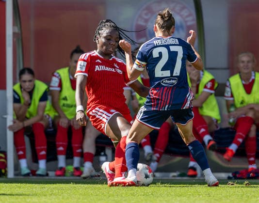 Kampf um den Ball Zweikampf zwischen Edna Imade (FC Bayern Muenchen Frauen, 29) und Laura Feiersinger (1. FC Koeln, 27) GER, FC Bayern Muenchen Frauen vs. 1. FC Koeln, Fussball, Google Pixel Frauen-Bundesliga, 5. Spieltag, Saison 2026 2027, 19.09.2026 (DFL DFB REGULATIONS PROHIBIT ANY USE OF PHOTOGRAPHS as IMAGE SEQUENCES and or QUASI-VIDEO). Foto: HMB Media Heike Feiner Copyright: HMBxMedia HeikexFeiner