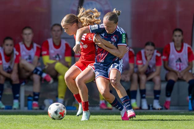 Kampf um den Ball Zweikampf zwischen Sophie Proost (FC Bayern Muenchen Frauen, 23) und Beke Sterner (1. FC Koeln, 37) GER, FC Bayern Muenchen Frauen vs. 1. FC Koeln, Fussball, Google Pixel Frauen-Bundesliga, 5. Spieltag, Saison 2026 2027, 19.09.2026 (DFL DFB REGULATIONS PROHIBIT ANY USE OF PHOTOGRAPHS as IMAGE SEQUENCES and or QUASI-VIDEO). Foto: HMB Media Heike Feiner Copyright: HMBxMedia HeikexFeiner