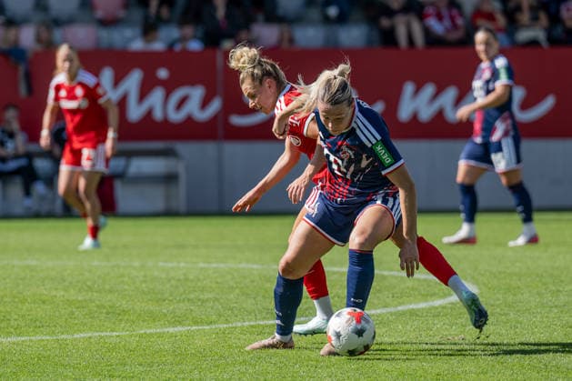 Kampf um den Ball Zweikampf zwischen Linda Dallmann (FC Bayern Muenchen Frauen, 10) und Sandra Maria Jessen (1. FC Koeln, 11) GER, FC Bayern Muenchen Frauen vs. 1. FC Koeln, Fussball, Google Pixel Frauen-Bundesliga, 5. Spieltag, Saison 2026 2027, 19.09.2026 (DFL DFB REGULATIONS PROHIBIT ANY USE OF PHOTOGRAPHS as IMAGE SEQUENCES and or QUASI-VIDEO). Foto: HMB Media Heike Feiner Copyright: HMBxMedia HeikexFeiner