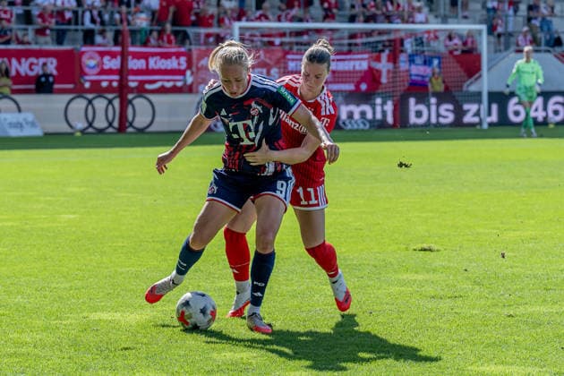 Kampf um den Ball Zweikampf zwischen Sarah Mattner-Trembleau (FC Bayern Muenchen Frauen, 11) und Pauline Bremer (1. FC Koeln, 09) GER, FC Bayern Muenchen Frauen vs. 1. FC Koeln, Fussball, Google Pixel Frauen-Bundesliga, 5. Spieltag, Saison 2026 2027, 19.09.2026 (DFL DFB REGULATIONS PROHIBIT ANY USE OF PHOTOGRAPHS as IMAGE SEQUENCES and or QUASI-VIDEO). Foto: HMB Media Heike Feiner Copyright: HMBxMedia HeikexFeiner