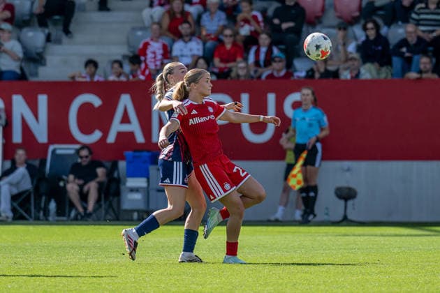 Kampf um den Ball Zweikampf zwischen Carolin Elsen (1. FC Koeln, 20) und Sophie Proost (FC Bayern Muenchen Frauen, 23) GER, FC Bayern Muenchen Frauen vs. 1. FC Koeln, Fussball, Google Pixel Frauen-Bundesliga, 5. Spieltag, Saison 2026 2027, 19.09.2026 (DFL DFB REGULATIONS PROHIBIT ANY USE OF PHOTOGRAPHS as IMAGE SEQUENCES and or QUASI-VIDEO). Foto: HMB Media Heike Feiner Copyright: HMBxMedia HeikexFeiner