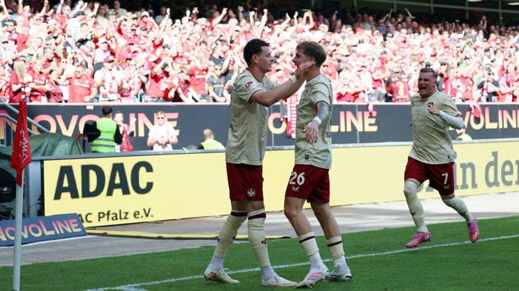 19.09.2026, xrekx, Fussball 2.Bundesliga, 1.FC Kaiserslautern - Eintracht Braunschweig v.l. Torjubel nach dem Tor zum celebrating the goal celebrate 1:0 durch Erencan YardÄ±mc (1.FC Kaiserslautern) mit Paul Joly (1.FC Kaiserslautern) Marlon Ritter (1.FC Kaiserslautern) (DFL DFB REGULATIONS PROHIBIT ANY USE OF PHOTOGRAPHS as IMAGE SEQUENCES and or QUASI-VIDEO) Kaiserslautern