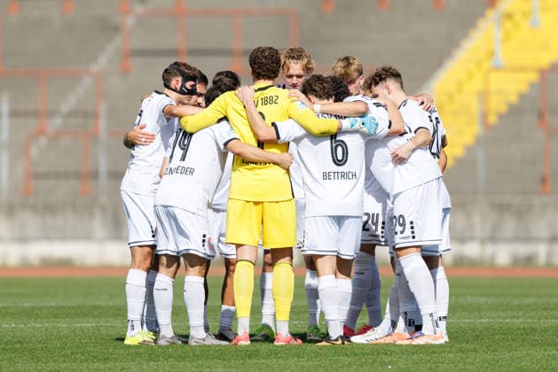 Team (TSV Landsberg)Spielerkreis beim Spiel zwischen TSV Schwaben Augsburg v TSV Landsberg, Fussball, Herren, Regionalliga Bayern, 2026 2027, 10.Spieltag am 19.09.2026 in Augsburg, Rosenaustadion. Bayern Deutschland