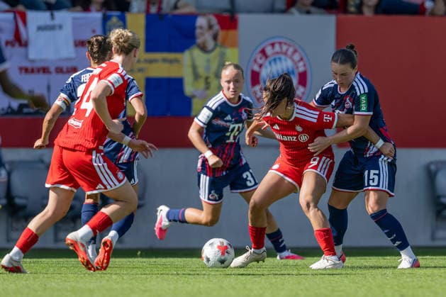 Kampf um den Ball Zweikampf zwischen Jovana Damnjanovic (FC Bayern Muenchen Frauen, 09) und Amelie Bohnen (1. FC Koeln, 15) GER, FC Bayern Muenchen Frauen vs. 1. FC Koeln, Fussball, Google Pixel Frauen-Bundesliga, 5. Spieltag, Saison 2026 2027, 19.09.2026 (DFL DFB REGULATIONS PROHIBIT ANY USE OF PHOTOGRAPHS as IMAGE SEQUENCES and or QUASI-VIDEO). Foto: HMB Media Heike Feiner Copyright: HMBxMedia HeikexFeiner
