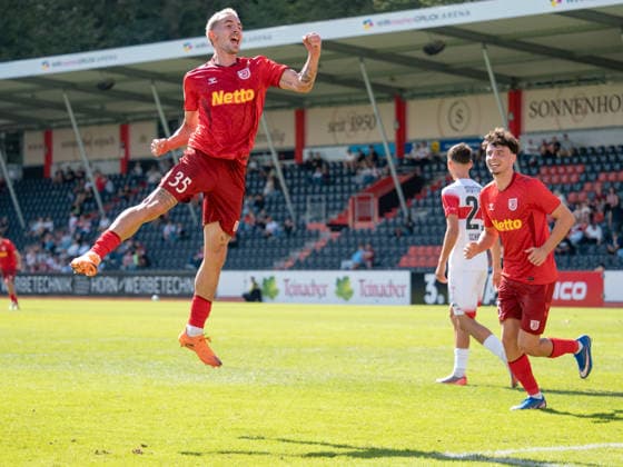 Tor zum 0:3 durch Sascha Hingerl (SSV Jahn Regensburg, 35) links, Jubel mit Nicolas Oliveira (SSV Jahn Regensburg, 25) GER, Fussball, VfB Stuttgart II vs. SSV Jahn Regensburg, Landesliga 2, 8. Spieltag, Leinfelden-Echterdingen, Saison 2026 2027, 19.09.2026 GER, Fussball, VfB Stuttgart II vs. SSV Jahn Regensburg, 3. Liga, 8. Spieltag, Saison 2026 2027, 19.09.2026 Leinfelden-Echterdingen Copyright: xCarstenxSchweringx EP_CSG