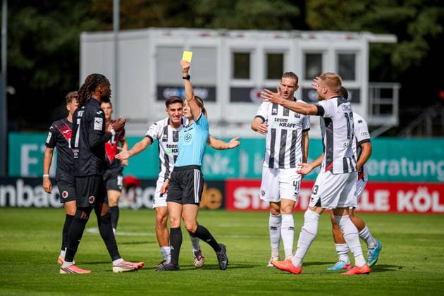 19.09.2026, xsefx, Fußball, FC Viktoria Köln - FC Ingolstadt 04, 3.Liga, Sportpark Höhenberg, 7. Spieltag, Saison 2026 2027: Schiedsrichterin Fabienne Michel zeigt Gelbe Karte für Yannick Tonye (FC Viktoria Koeln 07) DFB regulations prohibit any use of photographs as image sequences and or quasi-video. Nordrhein-Westfalen Deutschland
