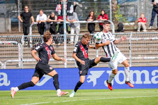 19.09.2026, xsefx, Fußball, FC Viktoria Köln - FC Ingolstadt 04, 3.Liga, Sportpark Höhenberg, 7. Spieltag, Saison 2026 2027: Georgios Antzoulas (FC Ingolstadt 04 06) im Zweikampf gegen Niklas Swider (FC Viktoria Koeln 20) DFB regulations prohibit any use of photographs as image sequences and or quasi-video. Nordrhein-Westfalen Deutschland