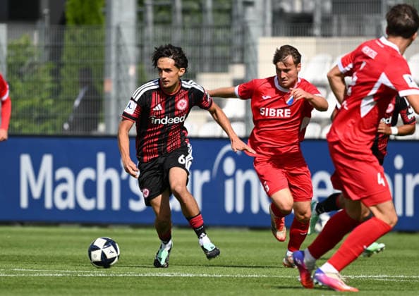 19.09.2026, xsltx, Fussball Regionalliga Suedwest, Eintracht Frankfurt U21, U 21 - TSV Steinbach Haiger v.l. Ebu Bekir Is (Eintracht Frankfurt U21), Lukas Näpflein (TSV Steinbach Haiger)