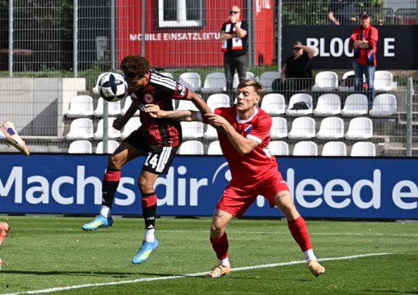 19.09.2026, xsltx, Fussball Regionalliga Suedwest, Eintracht Frankfurt U21, U 21 - TSV Steinbach Haiger v.l. Marvin Dills (Eintracht Frankfurt U21) mit einem Kopfball, re. Tim Kircher (TSV Steinbach Haiger)