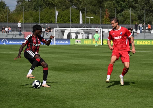 19.09.2026, xsltx, Fussball Regionalliga Suedwest, Eintracht Frankfurt U21, U 21 - TSV Steinbach Haiger v.l. Cherif Cisse (Eintracht Frankfurt U21), Nick Galle (TSV Steinbach Haiger)