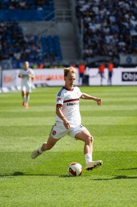 19.09.2026, xjyhynx, Fussball 2.Bundesliga, Karlsruher SC - 1.FC Nürnberg, v.l. Flanke von Tim Janisch (32, 1. FC Nürnberg) (DFL DFB REGULATIONS PROHIBIT ANY USE OF PHOTOGRAPHS as IMAGE SEQUENCES and or QUASI-VIDEO) Karlsruhe