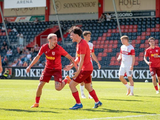 Tor zum 0:3 durch Sascha Hingerl (SSV Jahn Regensburg, 35) links, Jubel mit Nicolas Oliveira (SSV Jahn Regensburg, 25) GER, Fussball, VfB Stuttgart II vs. SSV Jahn Regensburg, Landesliga 2, 8. Spieltag, Leinfelden-Echterdingen, Saison 2026 2027, 19.09.2026 GER, Fussball, VfB Stuttgart II vs. SSV Jahn Regensburg, 3. Liga, 8. Spieltag, Saison 2026 2027, 19.09.2026 Leinfelden-Echterdingen Copyright: xCarstenxSchweringx EP_CSG