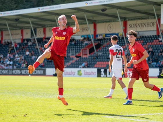 Tor zum 0:3 durch Sascha Hingerl (SSV Jahn Regensburg, 35) links, Jubel mit Nicolas Oliveira (SSV Jahn Regensburg, 25) GER, Fussball, VfB Stuttgart II vs. SSV Jahn Regensburg, Landesliga 2, 8. Spieltag, Leinfelden-Echterdingen, Saison 2026 2027, 19.09.2026 GER, Fussball, VfB Stuttgart II vs. SSV Jahn Regensburg, 3. Liga, 8. Spieltag, Saison 2026 2027, 19.09.2026 Leinfelden-Echterdingen Copyright: xCarstenxSchweringx EP_CSG