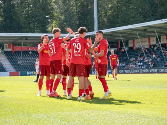 Tor zum 0:3 durch Sascha Hingerl (SSV Jahn Regensburg, 35) Mannschaftsjubel GER, Fussball, VfB Stuttgart II vs. SSV Jahn Regensburg, Landesliga 2, 8. Spieltag, Leinfelden-Echterdingen, Saison 2026 2027, 19.09.2026 GER, Fussball, VfB Stuttgart II vs. SSV Jahn Regensburg, 3. Liga, 8. Spieltag, Saison 2026 2027, 19.09.2026 Leinfelden-Echterdingen Copyright: xCarstenxSchweringx EP_CSG