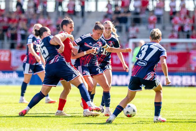 Amelie Bohnen (15 Köln) ,Jovana Damnjanovic (9 Bayern) , Laura Feiersinger (27 Köln) in Aktion beim Google Pixel Frauen Bundesligaspiel FC Bayern München - 1. FC Köln am 19.09.2026. München FC Bayern Campus Bayern Deutschland