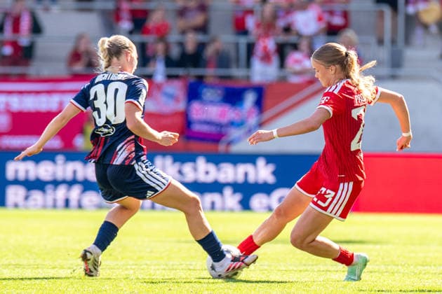 Sophie Nachtigall (30 Köln) und Sophie Proost (23 FC Bayern) in Aktion beim Google Pixel Frauen Bundesligaspiel FC Bayern München - 1. FC Köln am 19.09.2026. München FC Bayern Campus Bayern Deutschland