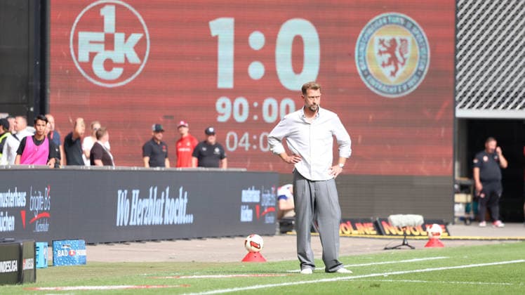 19.09.2026, xrekx, Fussball 2.Bundesliga, 1.FC Kaiserslautern - Eintracht Braunschweig v.l. Lars Kornetka Trainer (Eintracht Braunschweig) Spielende (DFL DFB REGULATIONS PROHIBIT ANY USE OF PHOTOGRAPHS as IMAGE SEQUENCES and or QUASI-VIDEO) Kaiserslautern