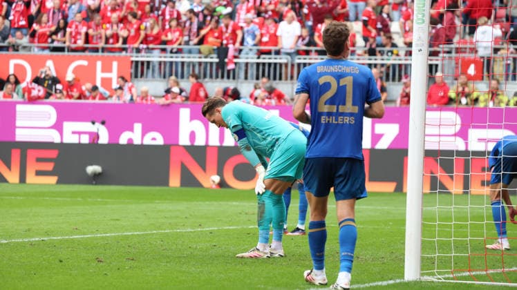 19.09.2026, xrekx, Fussball 2.Bundesliga, 1.FC Kaiserslautern - Eintracht Braunschweig v.l. Ron-Thorben Hoffmann (Eintracht Braunschweig) enttaeuscht, enttäuscht, schaut enttaeuscht, niedergeschlagen, disappointed Spielende (DFL DFB REGULATIONS PROHIBIT ANY USE OF PHOTOGRAPHS as IMAGE SEQUENCES and or QUASI-VIDEO) Kaiserslautern