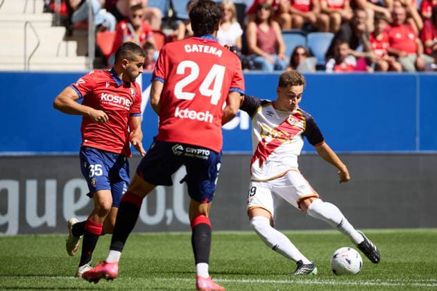 LaLiga EASports 2026 27 CA Osasuna v Rayo Vallecano Jorge de Frutos (19. RAY) (L) takes a shot under pressure from Alejandro Catena (24. OSA) and Unai Santos (35. OSA) (R) during the football match of LaLiga EA Sports between CA Osasuna and Rayo Vallecano played at El Sadar stadium in Pamplona (Spain) on Sep 19 2026. Credit: Inigo Alzugaray Agencia LOF Pamplona LaLiga EASports 2026 27 CA Osasuna v Rayo Vallecano Copyright: xINIGOxALZUGARAYx