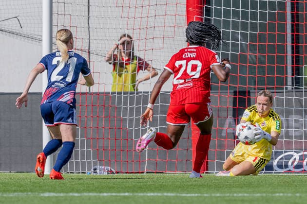 Lisa Schmitz (Torfrau, 1. FC Koeln, 01) sichert hier den Ball vor Edna Imade (FC Bayern Muenchen Frauen, 29), dahinter Anna Gerhardt (1. FC Koeln, 21) GER, FC Bayern Muenchen Frauen vs. 1. FC Koeln, Fussball, Google Pixel Frauen-Bundesliga, 5. Spieltag, Saison 2026 2027, 19.09.2026 (DFL DFB REGULATIONS PROHIBIT ANY USE OF PHOTOGRAPHS as IMAGE SEQUENCES and or QUASI-VIDEO). Foto: HMB Media Heike Feiner Copyright: HMBxMedia HeikexFeiner