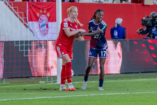 Lydia Andrade (1. FC Koeln, 17) moechte unmittelbar nach dem Tor zum 3:1 - Anschluss den Ball von Glodis Perla Viggosdottir (FC Bayern Muenchen Frauen, 04) haben, um die Nachspielzeit der ersten Halbzeit noch nutzen zu koennen GER, FC Bayern Muenchen Frauen vs. 1. FC Koeln, Fussball, Google Pixel Frauen-Bundesliga, 5. Spieltag, Saison 2026 2027, 19.09.2026 (DFL DFB REGULATIONS PROHIBIT ANY USE OF PHOTOGRAPHS as IMAGE SEQUENCES and or QUASI-VIDEO). Foto: HMB Media Heike Feiner Copyright: HMBxMedia HeikexFeiner