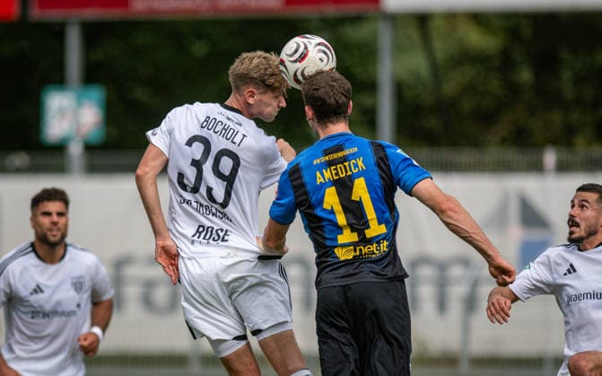 Fussball, Saison 2026 2027, Regionalliga West, 19.09.2026, 09. Spieltag, Herren, 1.FC Bocholt (weiss) vs. SC Wiedenbrueck (schwarz) v.l.: Gianluca Swajkowski (1.FC Bocholt), Maik Amedick (SC Wiedenbrueck), Bocholt Stadion am Huenting Deutschland