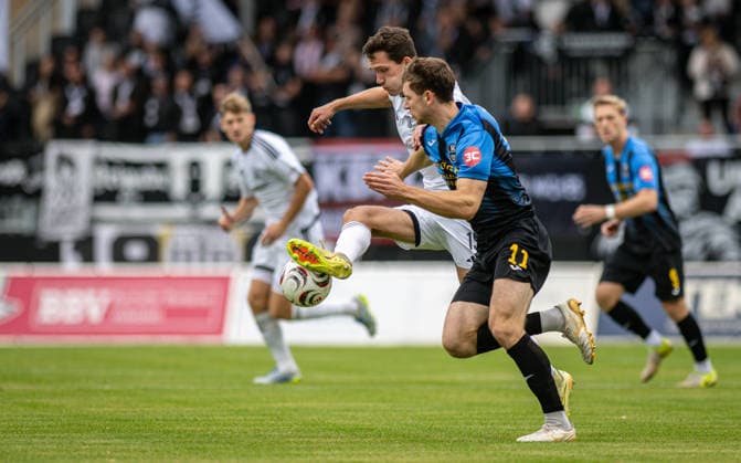 Fussball, Saison 2026 2027, Regionalliga West, 19.09.2026, 09. Spieltag, Herren, 1.FC Bocholt (weiss) vs. SC Wiedenbrueck (schwarz) v.l.: Lennart Garlipp (1.FC Bocholt), Maik Amedick (SC Wiedenbrueck), Bocholt Stadion am Huenting Deutschland